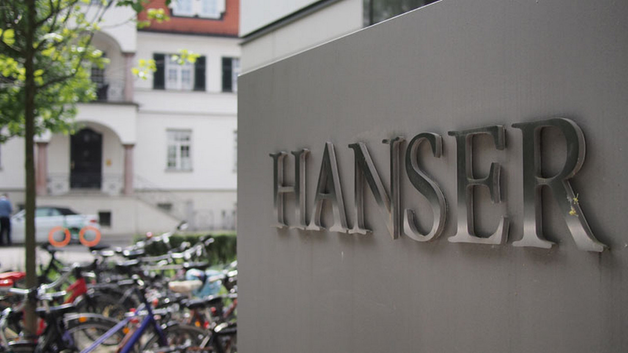 Schriftzug des Carl Hanser Verlags vor dem Verlagsgebäude in München